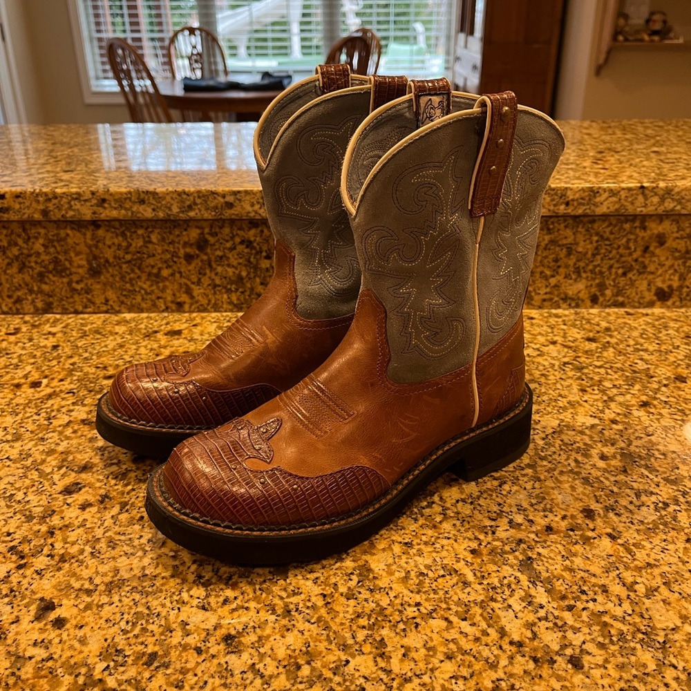Ariat Fatbaby Short Round Toe leather cowboy boots women’s size 9 Blue Brown